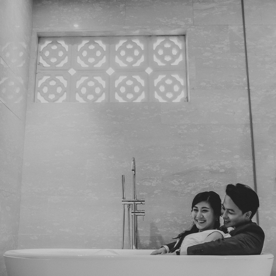 bride and groom portrait singapore amara sanctuary resort sentosa larkhill mansion in bathtub